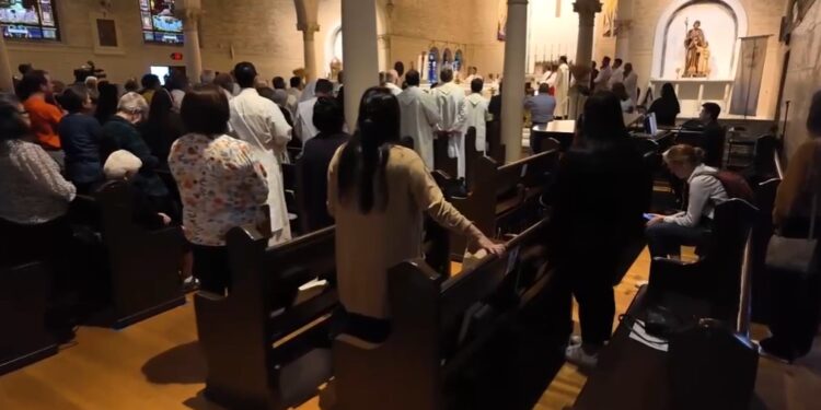 Celebran misa especial por el Día Mundial del Refugiado en San Diego