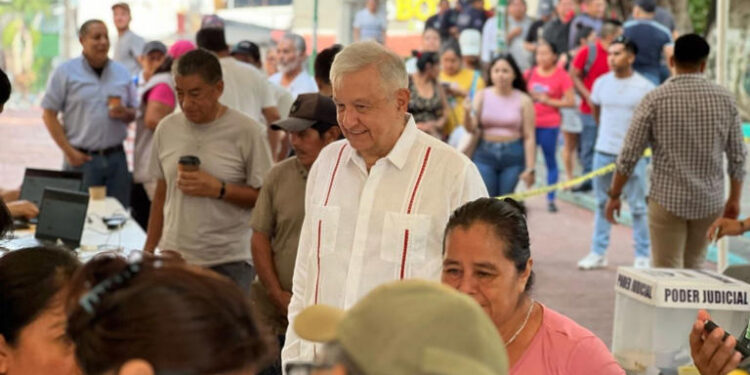 AMLO reapareció en Chiapas para votar en elección judicial