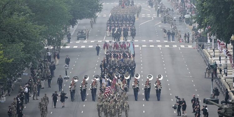 Trump encabezó desfile militar por aniversario del Ejército entre elogios, protestas y clima de tensión