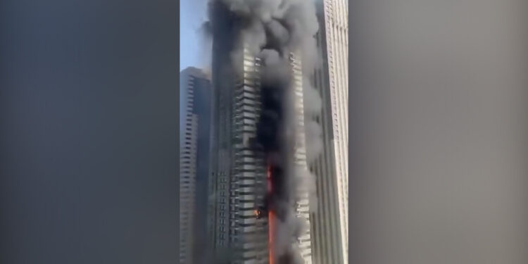 Incendio en rascacielos de Dubái obligó a evacuar a más de 3,800 personas