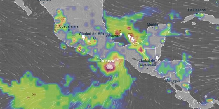Huracán Erick amenaza costas mexicanas con lluvias y fuertes vientos