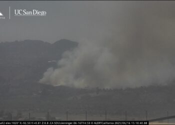 Incendio forestal en Bonsall provoca evacuaciones en el norte del condado