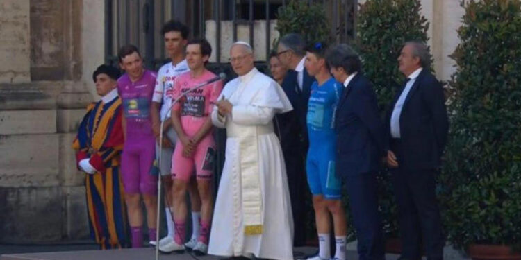 Isaac del Toro recibió la bendición papal en la última etapa del Giro de Italia