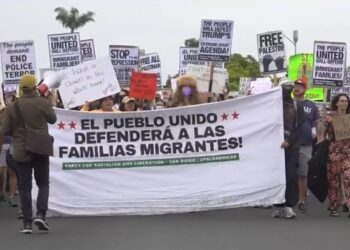 Protestan más de 200 personas en South Park tras redada de ICE en restaurante local