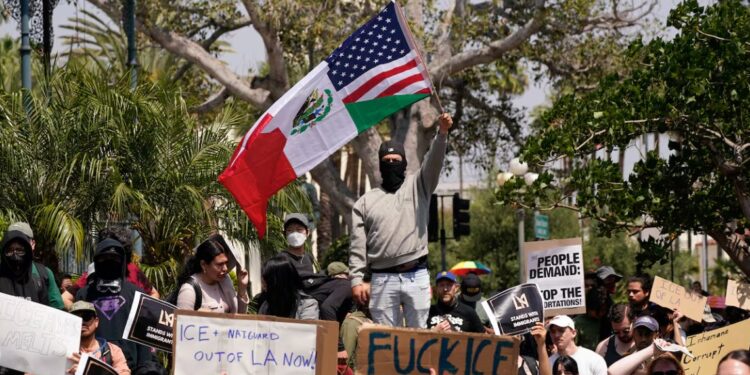 Comunidades latinas de California resisten ante redadas y despliegue militar