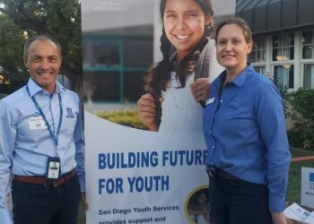 San Diego Youth Services celebra a Walter Philips por 25 años de liderazgo con subasta benéfica