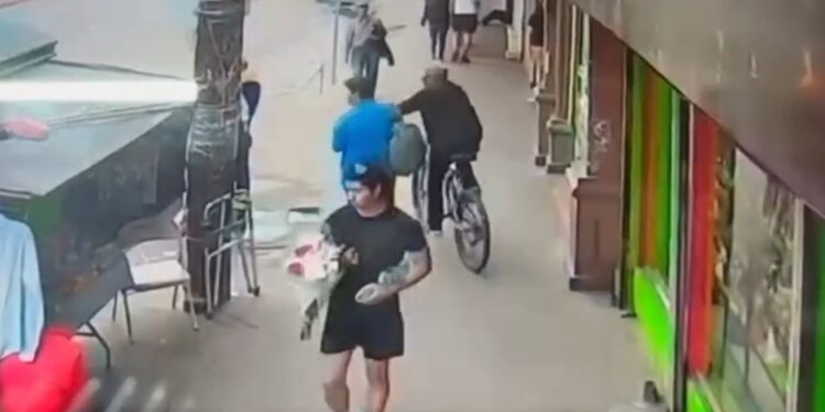 Asaltante en bicicleta despojó de celular a joven en pleno centro de Tijuana