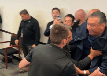 Padilla interrumpe a Noem en Los Ángeles y es retirado por la fuerza