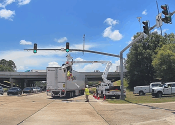 Trabajador eléctrico es golpeado por tráiler mientras reparaba semáforo en Louisiana