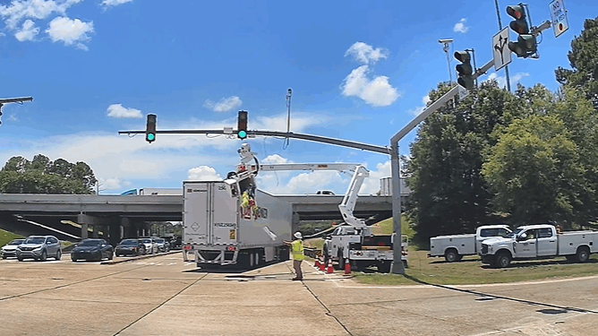 Trabajador eléctrico es golpeado por tráiler mientras reparaba semáforo en Louisiana