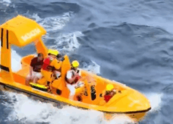 Padre se lanza al océano para salvar a su hija y ambos son rescatados