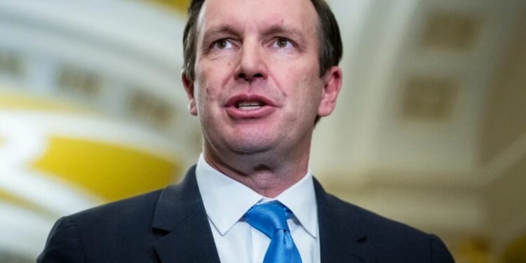 Senador Murphy califica los ataques de Trump a Irán de “ilegales”