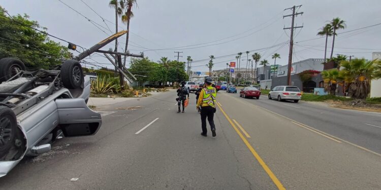 Volcadura dejó sin luz a zonas de Playas de Tijuana