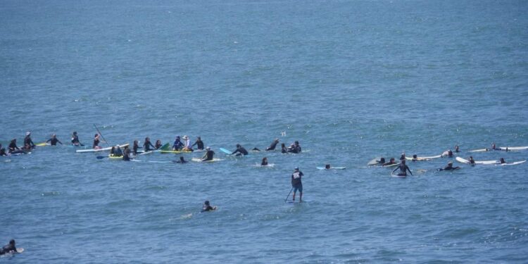 Ensenada alza la voz por la defensa del mar con un “SOS” en las olas