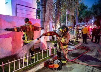 Reportan incendio en estructura de concreto frente a BBVA en Tijuana