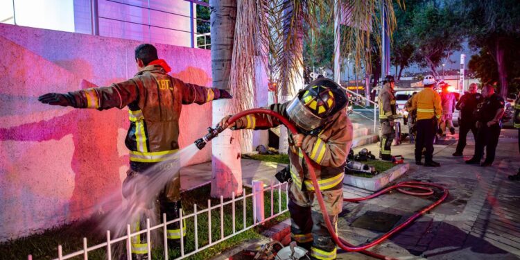 Reportan incendio en estructura de concreto frente a BBVA en Tijuana