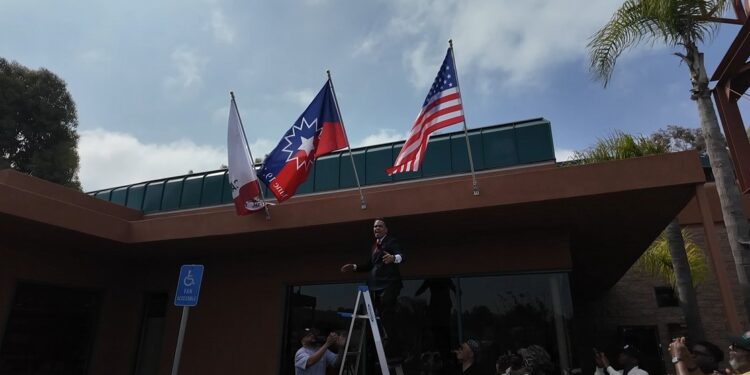 San Diego conmemora Juneteenth con izamiento histórico de bandera