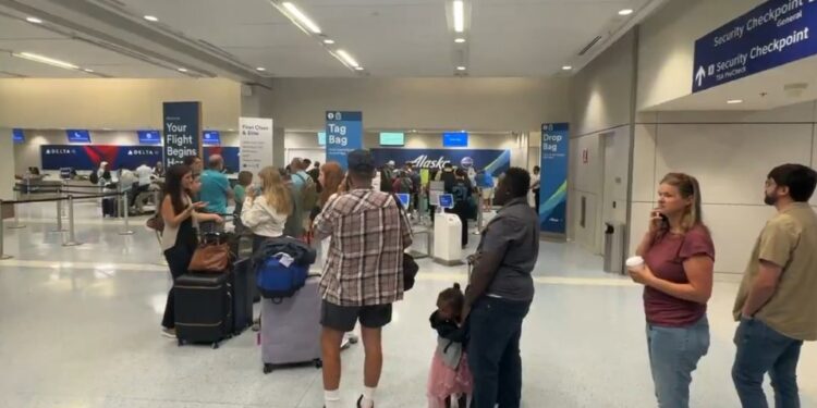 Colapso tecnológico paralizó vuelos de Alaska Airlines y dejó a miles varados