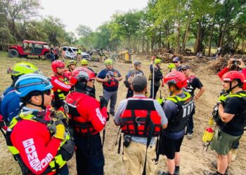 México envía rescatistas a Texas tras inundaciones que dejaron más de 100 muertos