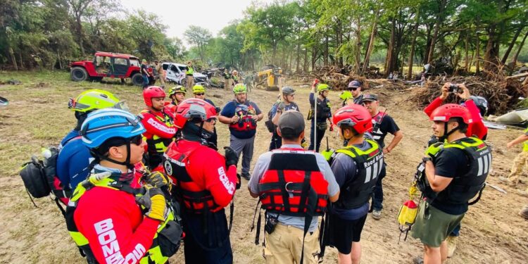 México envía rescatistas a Texas tras inundaciones que dejaron más de 100 muertos