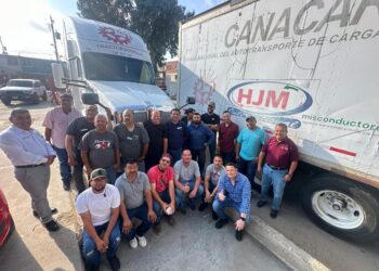 Choferes de tractocamión toman clases de inglés por nueva disposición en EUA