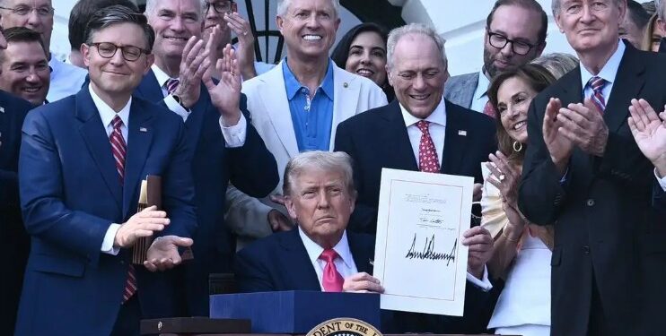 Donald Trump firmó recortes históricos y exenciones fiscales en Estados Unidos