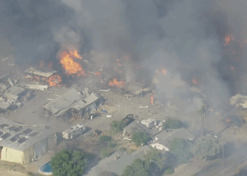 Explosión en fábrica de fuegos artificiales en Yolo causa incendio masivo y evacuaciones