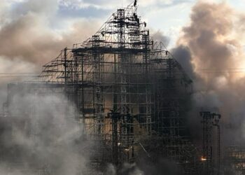 Incendio consume el escenario principal de Tomorrowland 2025 en Bélgica