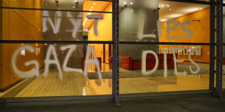 Activistas vandalizan sede del New York Times