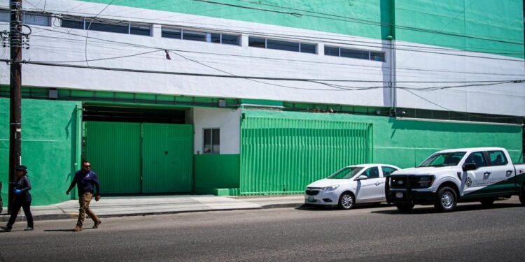 Muere trabajador tras recibir descarga eléctrica en colegio de Tijuana