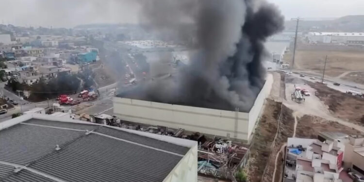 Incendio consumió bodega de medicamentos en Tijuana