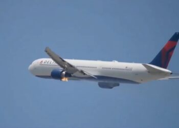 Avión de Delta sufre incendio en motor y aterriza de emergencia en LAX