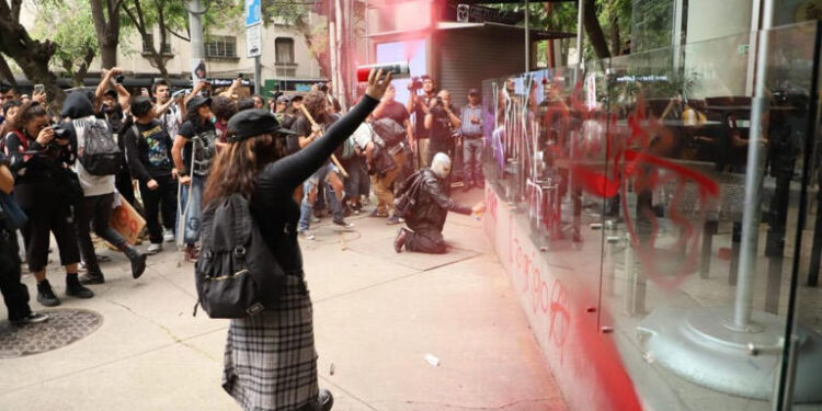 Manifestación contra gentrificación en CDMX termina con destrozos y heridos