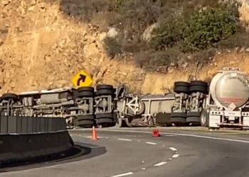 Cierran autopista Tijuana-Tecate por volcadura de pipa con gasolina