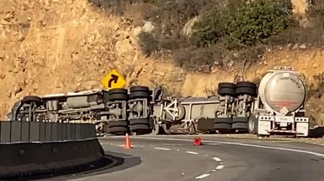 Cierran autopista Tijuana-Tecate por volcadura de pipa con gasolina