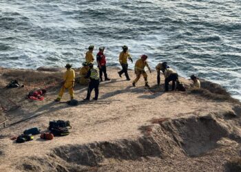 Rescatan a dos personas atrapadas en acantilados de Playas de Tijuana
