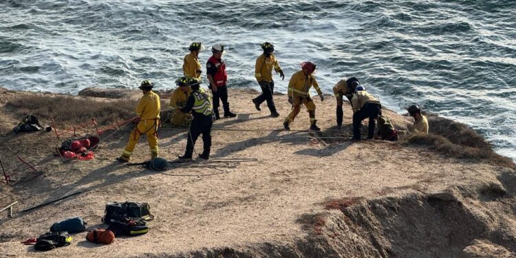 Rescatan a dos personas atrapadas en acantilados de Playas de Tijuana