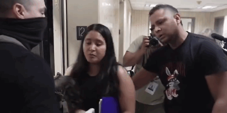 Hombre es detenido por error por ICE frente a su familia en Nueva York