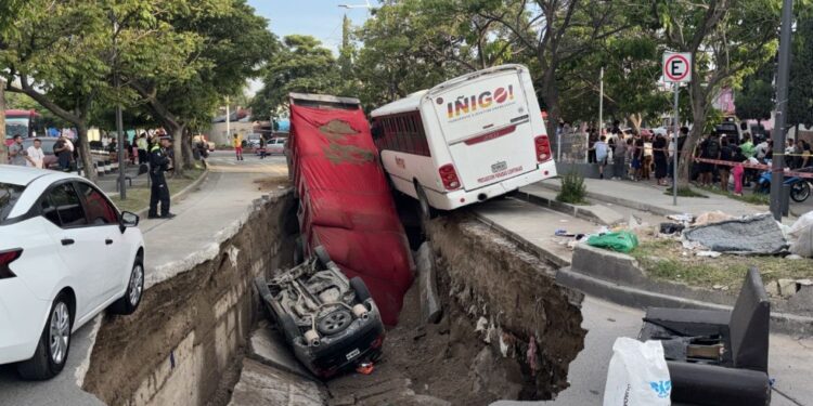 Colapsa avenida en Guadalajara; cuatro lesionados por enorme socavón
