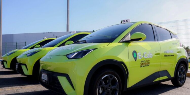 Iniciaron operaciones los primeros taxis eléctricos en Baja California