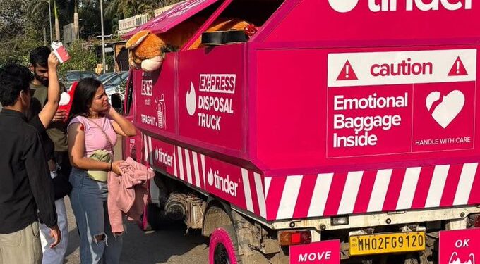 Tinder pone en marcha camión rosa para tirar los recuerdos de tu ex