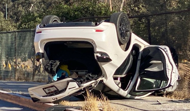 Choque entre vehículos causó una volcadura cerca de la garita de Otay