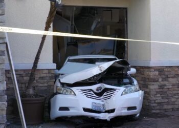 Auto se estrella contra consultorio oftalmológico en 4S Ranch