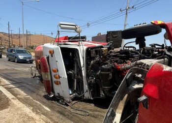 Volcadura de camión cisterna de bomberos en camino a atender incendio en Tijuana