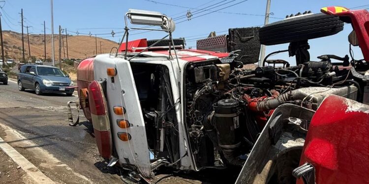 Volcadura de camión cisterna de bomberos en camino a atender incendio en Tijuana