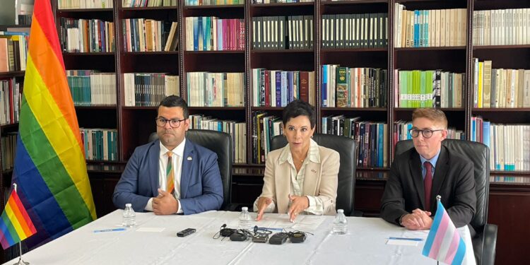 Presenta el Consulado de México en San Diego programa de defensa para la comunidad LGBTQ+