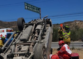 Volcadura en Bulevar 2000 deja a conductor atrapado entre los fierros