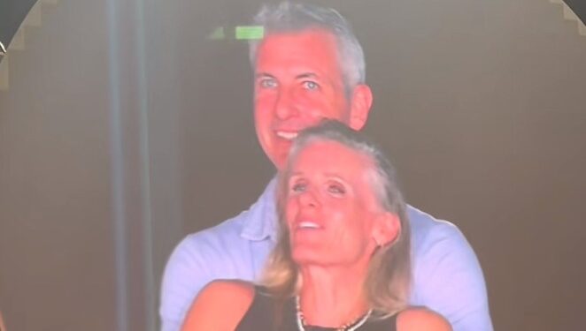 Kiss cam en concierto de Coldplay expuso a infieles