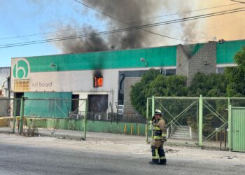 Incendio en bodega industrial obligó a evacuar a más de 400 personas en Tijuana