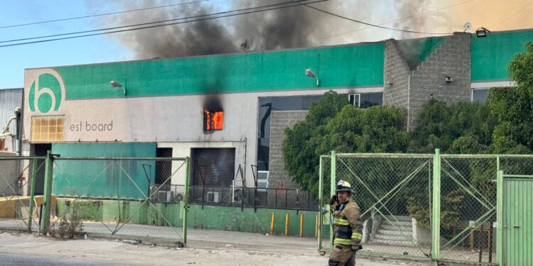 Incendio en bodega industrial obligó a evacuar a más de 400 personas en Tijuana